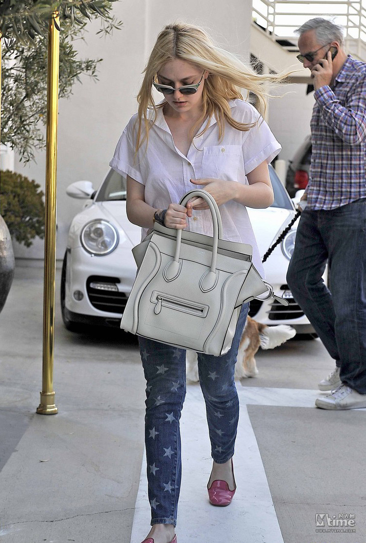 达科塔范宁素颜清爽出街 新片饰演追爱少女 - 