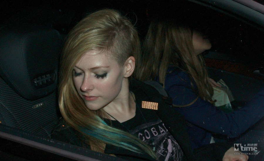 <em>艾薇儿</em>剃掉半边<em>头发</em>+秀炫酷摇滚拉风新发型