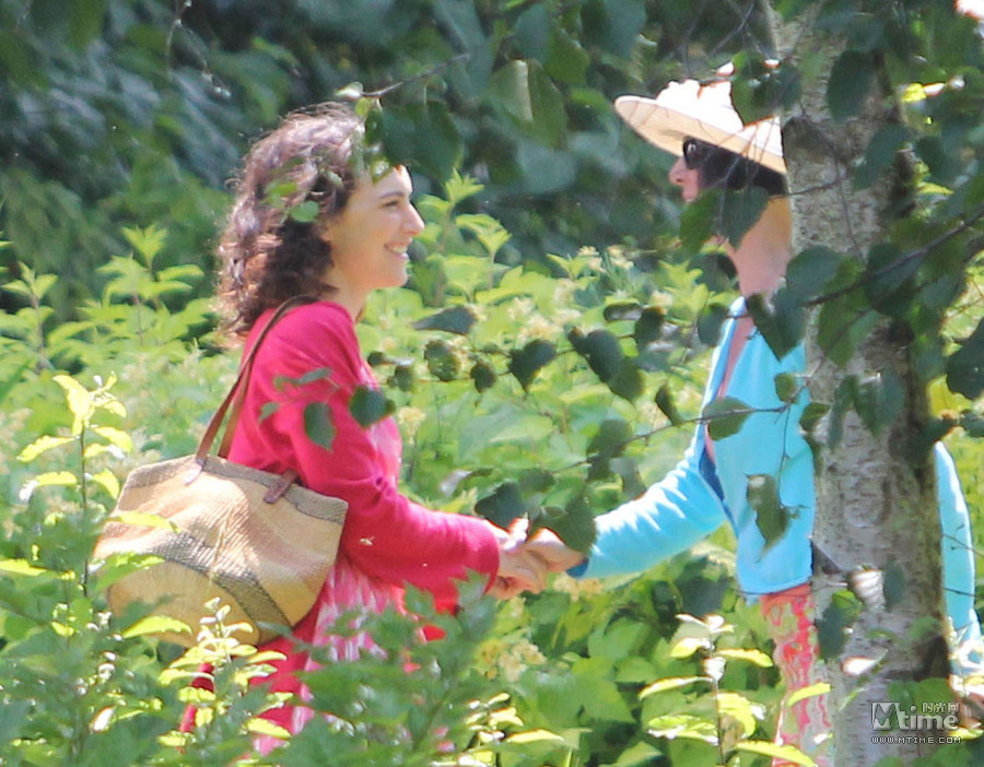 《邪恶力量》第8季正式开拍 双男主片场踏青