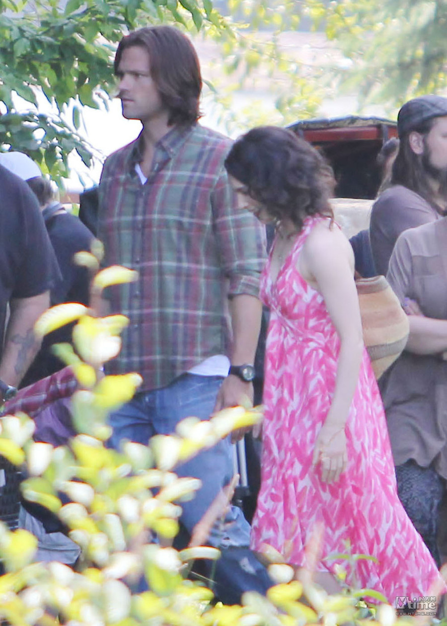 《邪恶力量》第8季正式开拍 双男主片场踏青