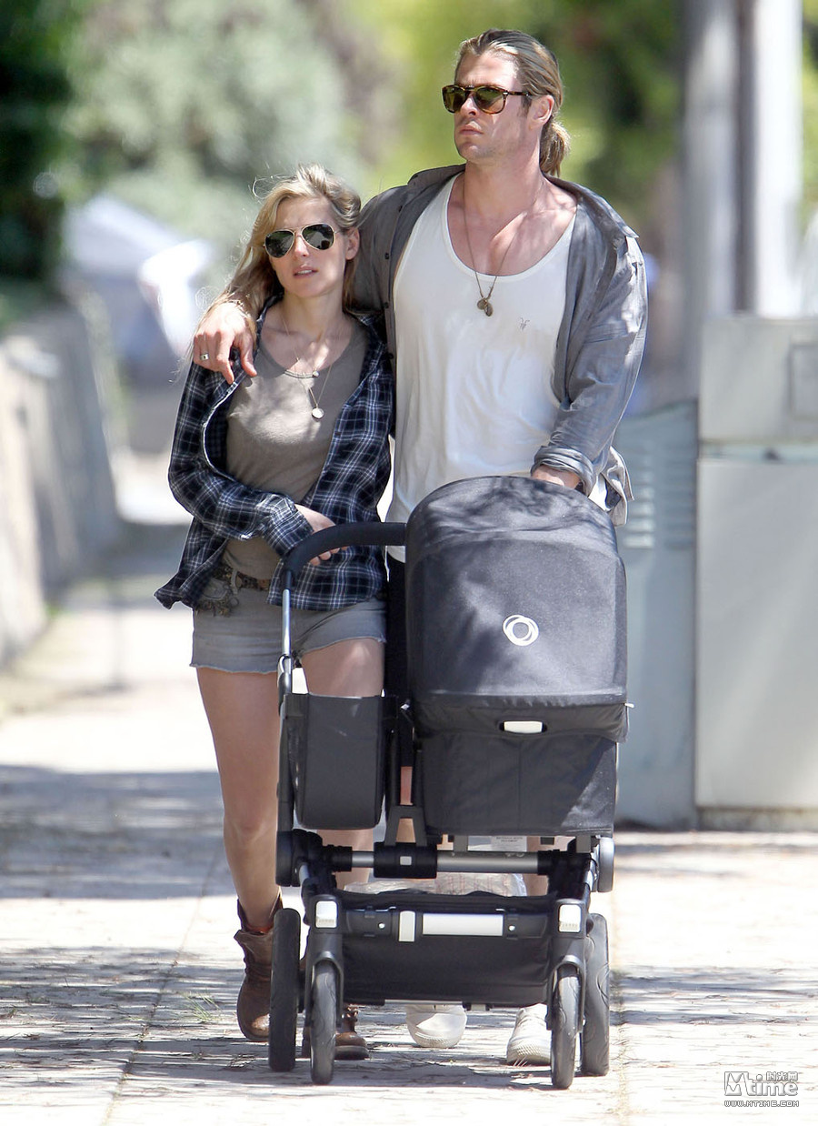 雷神 克里斯推婴儿车出街 拥娇妻其乐融融 - M