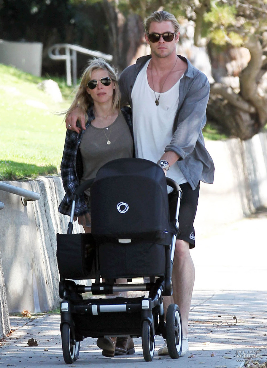 雷神 克里斯推婴儿车出街 拥娇妻其乐融融 - M