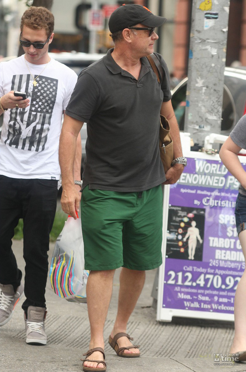 汤姆<em>汉克斯</em>与儿女外出显老态 儿子帅气<em>女儿</em>发