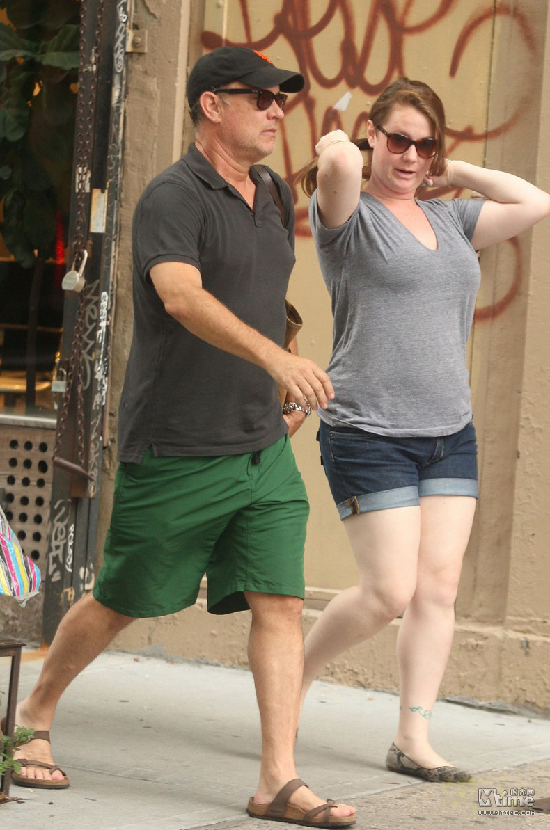 汤姆<em>汉克斯</em>与儿女外出显老态 儿子帅气<em>女儿</em>发