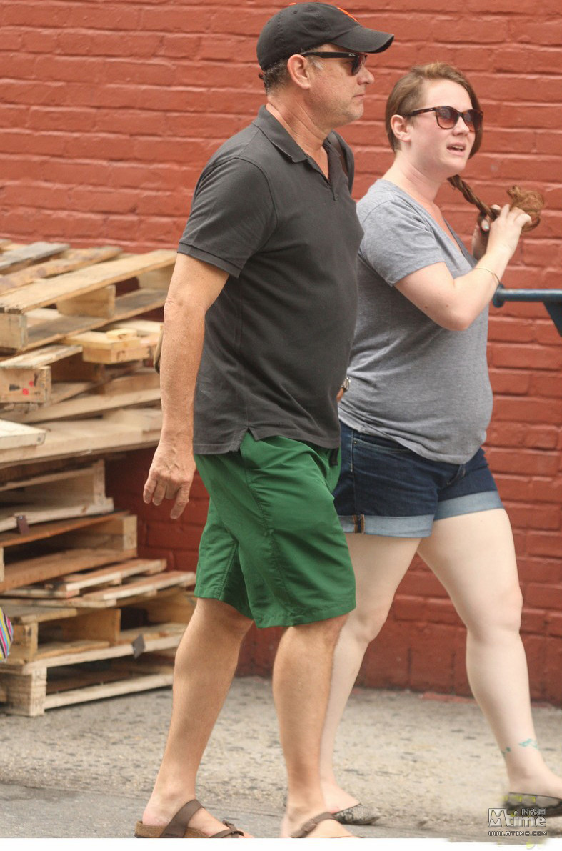 汤姆<em>汉克斯</em>与儿女外出显老态 儿子帅气<em>女儿</em>发