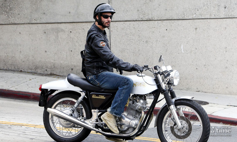 基努李维斯机车街拍 48岁救世主风采依然