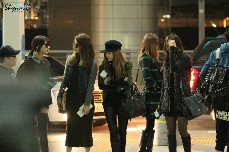 <em>少女时代</em>机场时尚Tiffany<em>军装</em>皮裤制服诱惑-+M