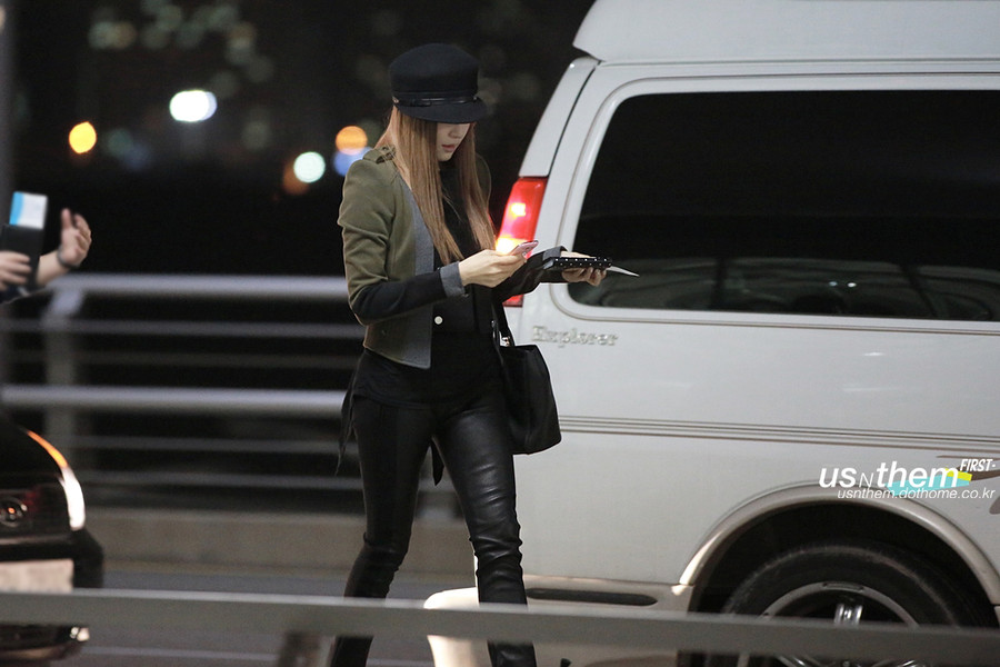 <em>少女</em>时代机场时尚+tiffany军装<em>皮裤</em>制服诱惑