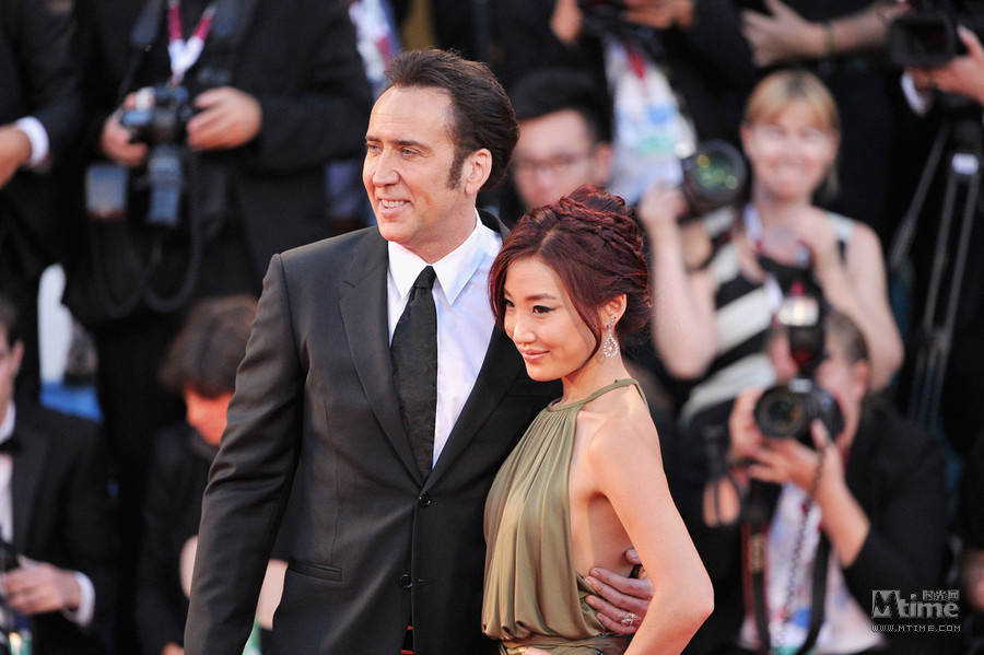 凯奇《乔》威尼斯首映 亚裔娇妻复古佳丽抢眼