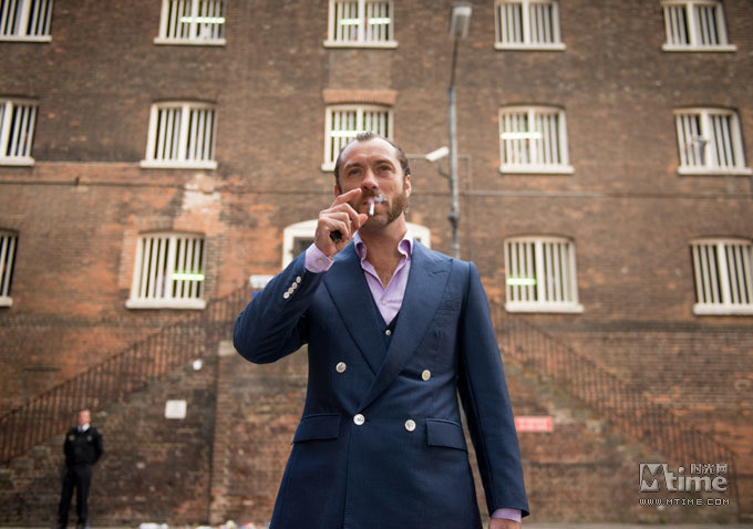 裘德洛黑色犯罪<em>喜剧</em>预告携冰火 龙女 组<em>父女</em>档