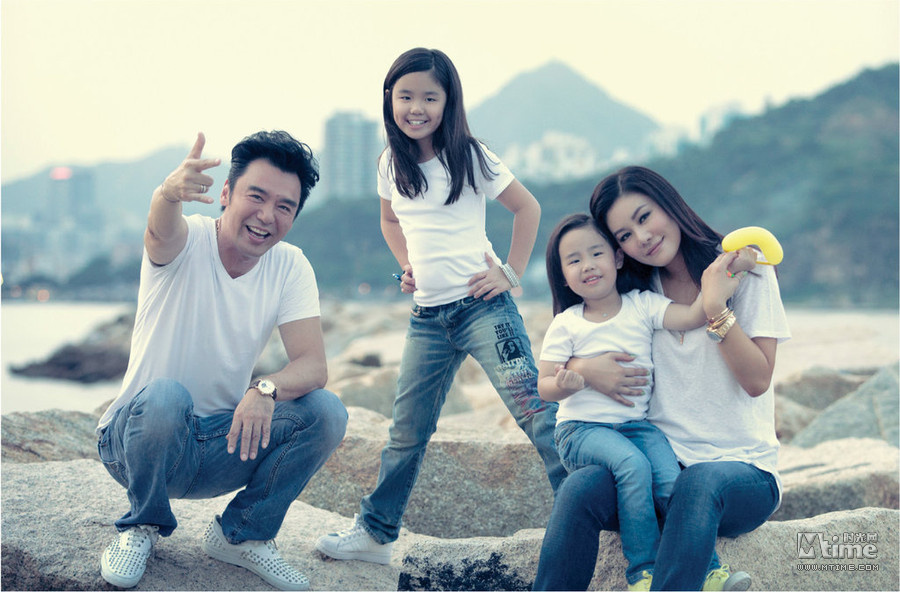 12组明星家庭拍摄慈善月历 罕见全家福曝光