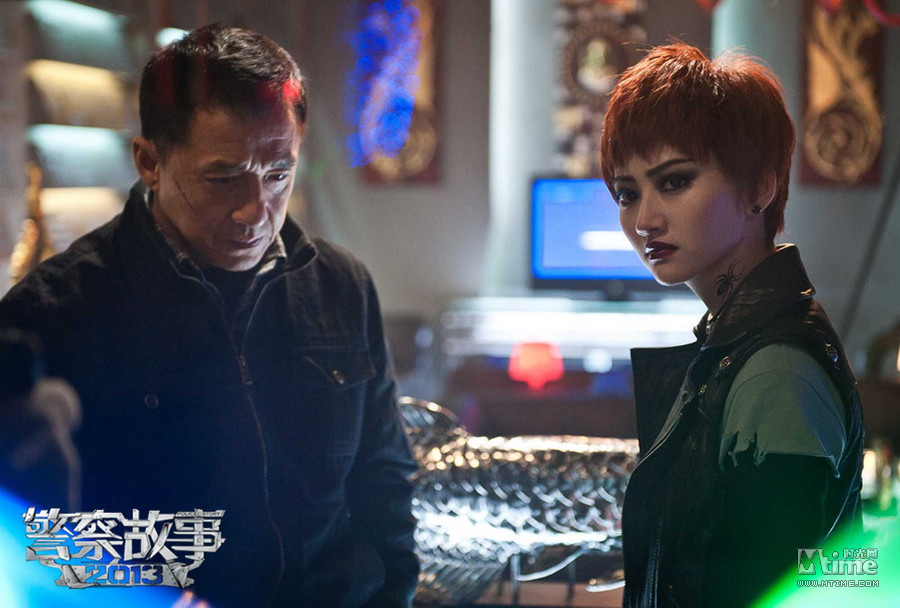 《警察故事2013》曝新照 女儿变<em>太妹</em>成龙夜店