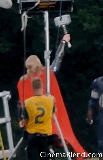 《复联2》曝光片场实拍视频 雷神举锤呼唤闪电