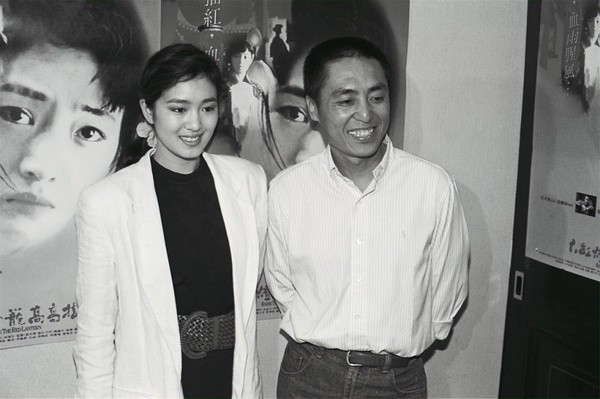 评论:张艺谋妻子宣示主权 微博晒幸福 7个感叹