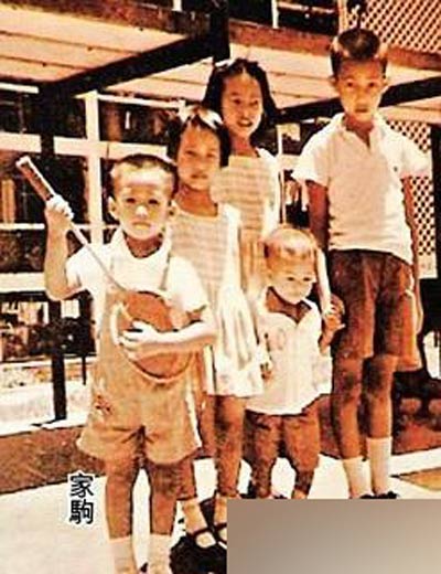 ...的相片黄家五兄弟姐妹那位反拿着羽毛球拍当吉他的便是家驹...