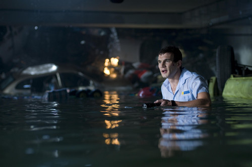 大海啸之鲨口逃生》你身边的大白鲨–+《大海啸之鲨口