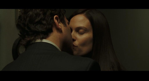 两个情人:一个男人与两个女人建立了性关系 并