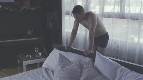 勃起:丈夫无法勃起 爱妻伤心落泪 撇下丈夫偷情