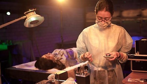 《化妆师》:人生终点站上的奇幻之旅 – 《化妆