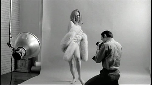 所多玛的罪恶:一男数女 摄影师与模特 模特与模特 男女 女女 男女女 他只爱拍照 她只想占有他 结果出人意料 黑白艺术性 『初体验』Club招待所 电影