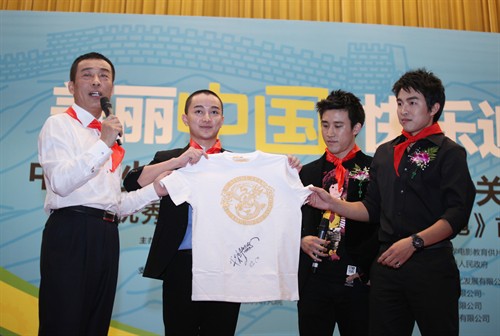 儿童励志片"预备跑"北京首映 成龙赠签名T恤送祝福– Mtime时光网