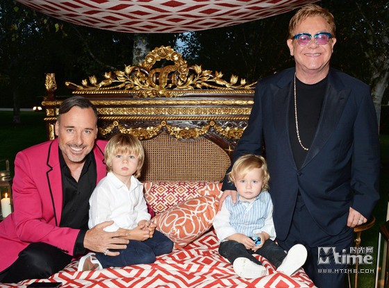 埃尔顿约翰与男友正式结婚婚礼当天直播现场照 与粉丝共庆"大日子"