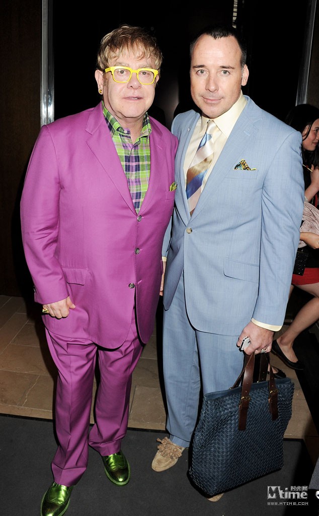 埃尔顿约翰与男友正式结婚婚礼当天直播现场照 与粉丝共庆"大日子"