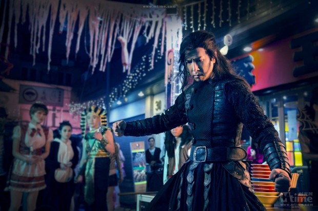 这部电影其实是翻拍自二十年前的《急冻奇侠》,原版由元彪和张曼玉