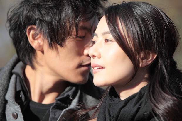 谢霆锋和高圆圆主演的爱情电影《一生一世》,讲述一对青梅竹马的