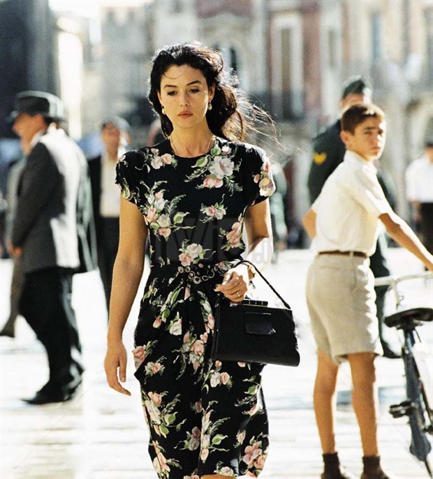 少年推着单车,注视着玛莲娜的背影