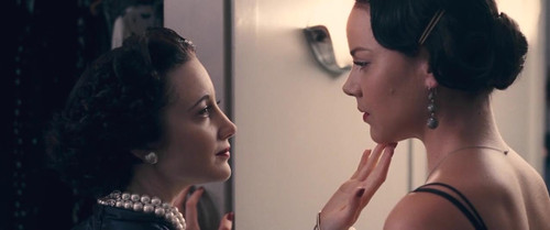 倾国之恋簪花坐赏镜中人