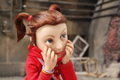 无论是定格动画部分思念父亲,驾着飞琴去寻找父亲的小女孩,还是真人