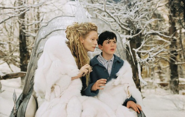 故事中的反面人物出场,女巫诱导埃德蒙为她所用,致他的亲人于险境之中