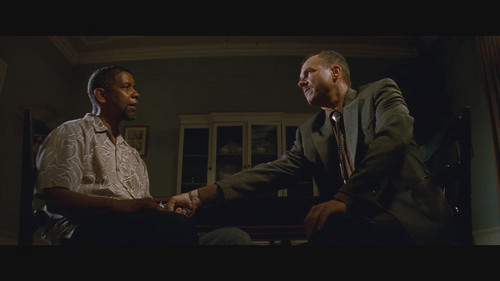 的儿女情长也来的干柴烈火直截了当,没有以往英雄电影腻腻歪歪的铺垫