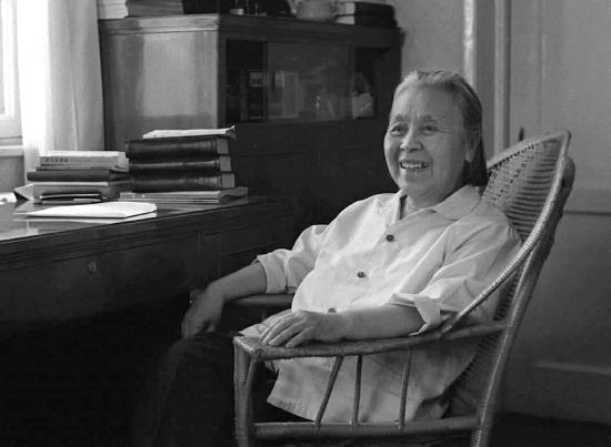 老年丁玲,我们还是能看到她爽朗的性格