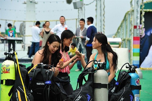 圈内好友共同参加他的新婚豪华游轮蜜月游,推理小说家柳飞云(苏有朋