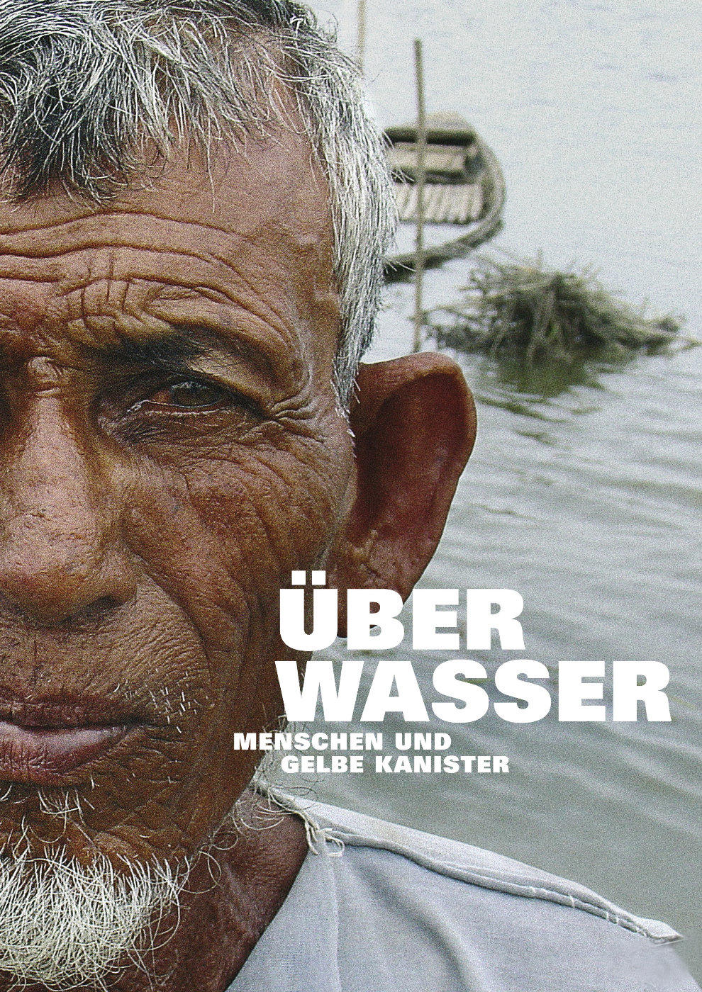Über Wasser: Menschen und gelbe Kanister