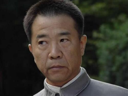 食人鱼事件海报