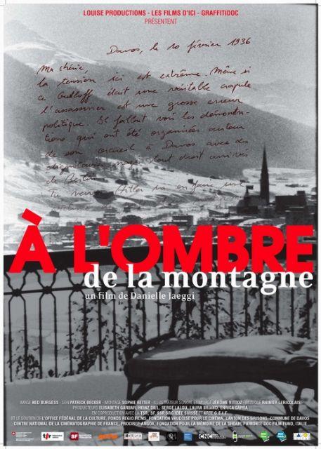 À l'ombre de la montagne海报