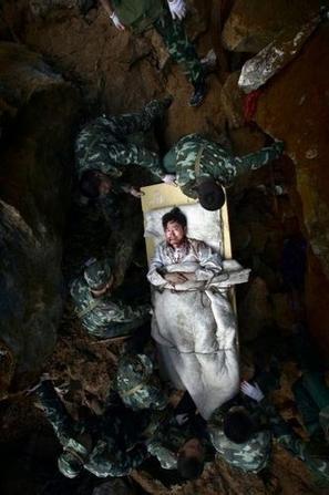 汶川纪录片：为了生命海报