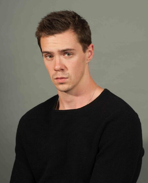 丹尼尔·布鲁赫helenesienna miller西耶娜·米勒adam jonesbradley