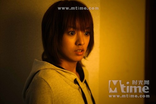 《咒怨:白老妇》抱着篮球的黑老太_mtime时光网