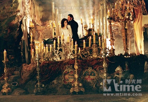 电影简介:巴黎歌剧院合唱团的新人克莉斯汀最近进步神速,全因剧院内的