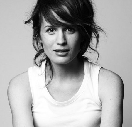 《暮色》系列中饰演吸血鬼家族的母亲埃斯梅·卡伦让她知名度暴增