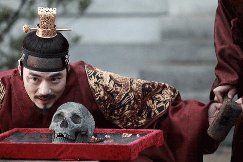 电影简介:以朝鲜历史上著名暴君燕山君执政时期为背景,讲述的是在君王