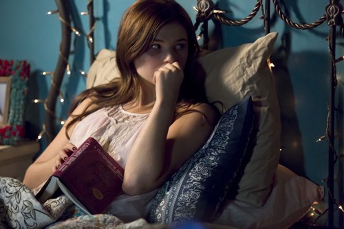 美丽的花季女孩奎恩·布伦纳辗转找到已经退休的灵媒伊莉丝