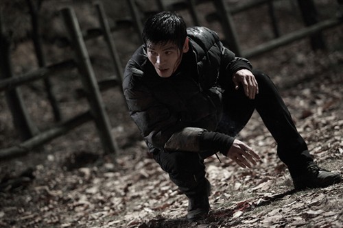 着自己的父亲被连锁杀人犯基范(金圣武饰)杀害,十五年来一直在等待