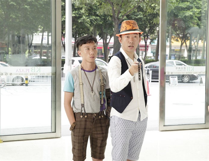 侦探社的活宝兄弟阿蛮与阿旺(胡夏)被老板派去调查珠宝店被打劫的事件