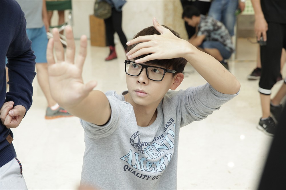 侦探社的活宝兄弟阿蛮与阿旺(胡夏)被老板派去调查珠宝店被打劫的事件