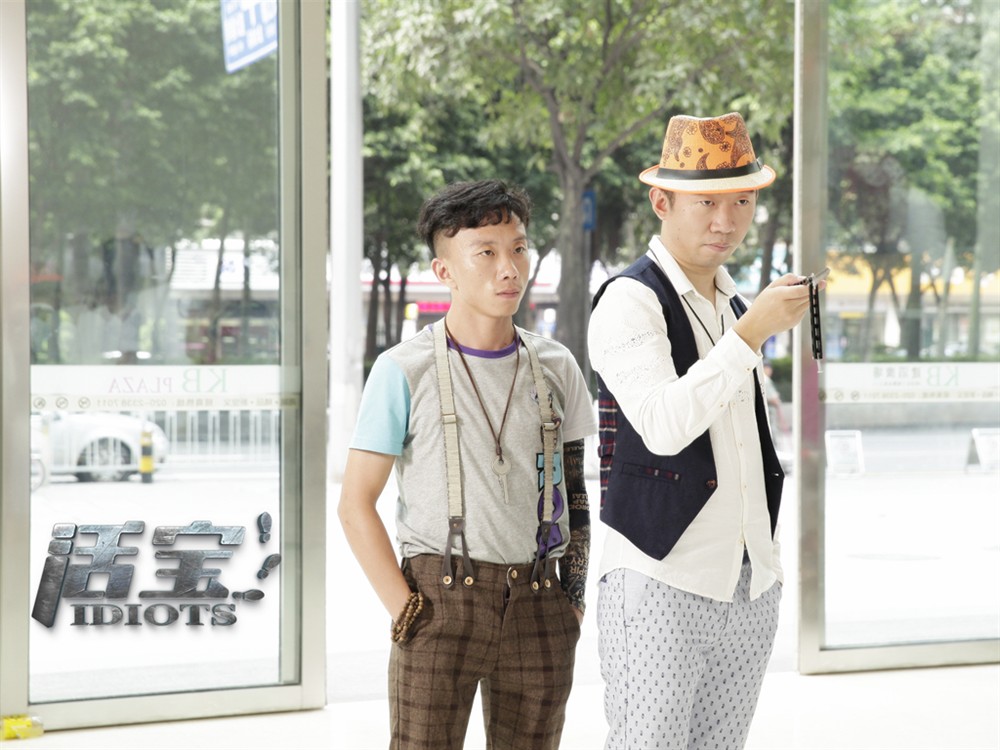 侦探社的活宝兄弟阿蛮与阿旺(胡夏)被老板派去调查珠宝店被打劫的事件